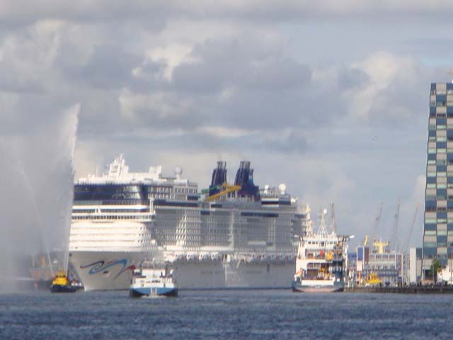 Cruiseschip ms Norwegian Epic aan de Cruise Terminal Rotterdam